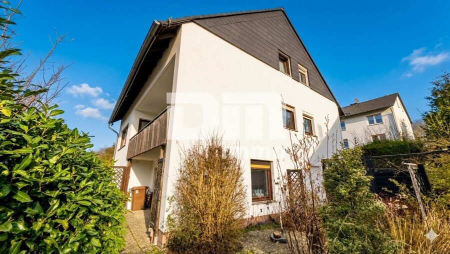 Gepflegtes 1 bis 2 Familienhaus in gesuchter Ortsrandlage mit Panoramablick - Rückansicht / Terrasse 2